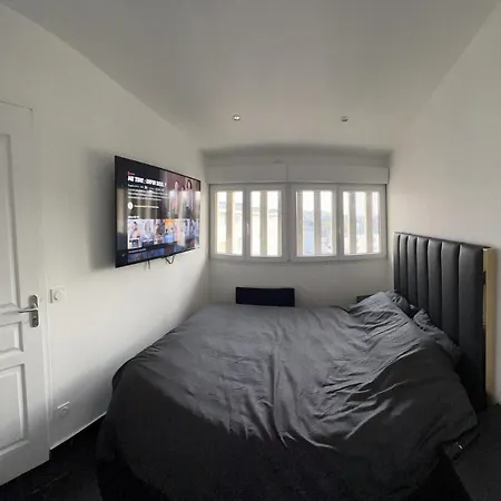 F2 Meuble - Equipe - Tv Netflix - 4 Personnes Apartment